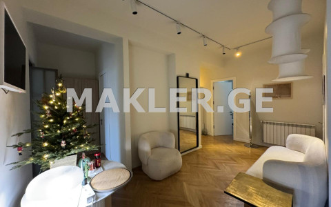  Продается 4 комнатная  Квартира в Ваке  на ул. Палиашвили 