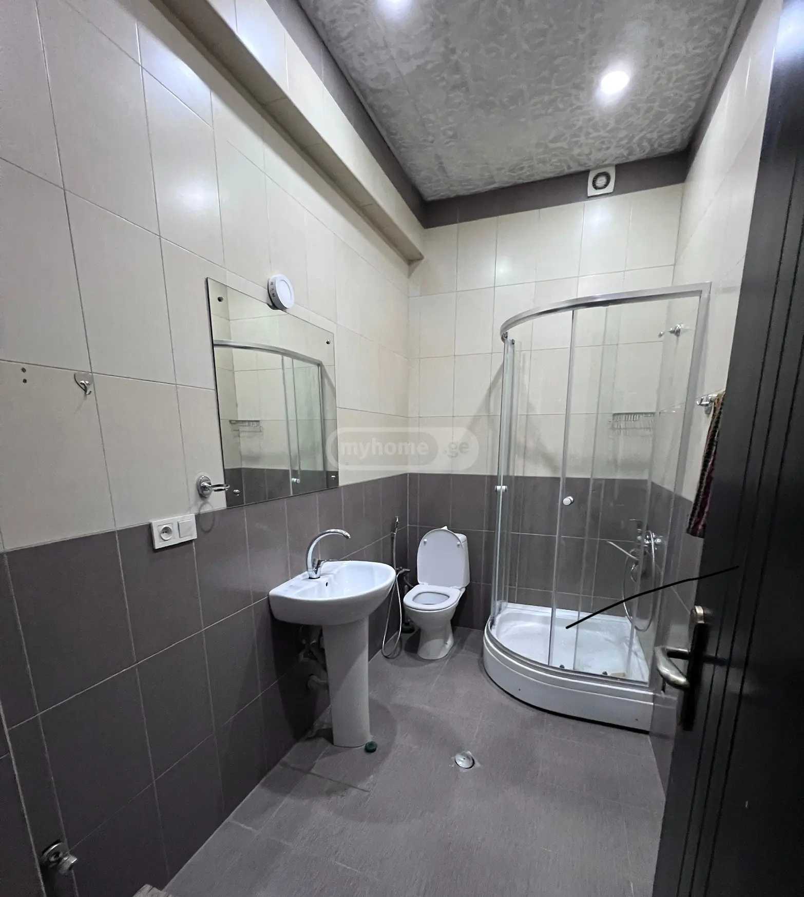  ქირავდება 4 ოთახიანი  ბინა გლდანში  კანდელაკის ქუჩაზე 