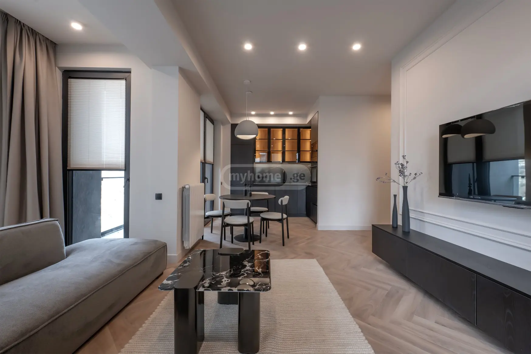  იყიდება 3 ოთახიანი  ბინა ვაკეში