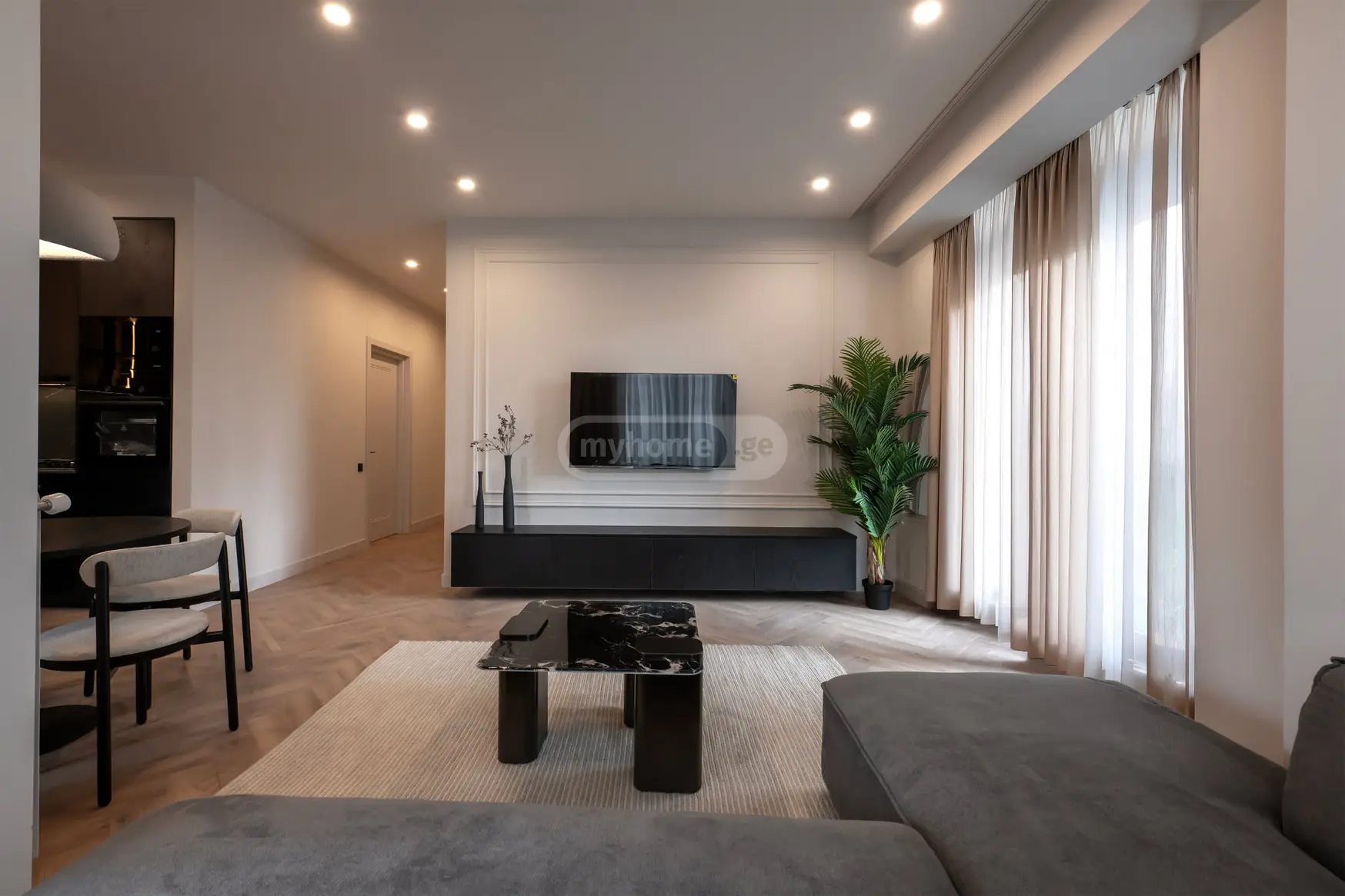  იყიდება 3 ოთახიანი  ბინა ვაკეში