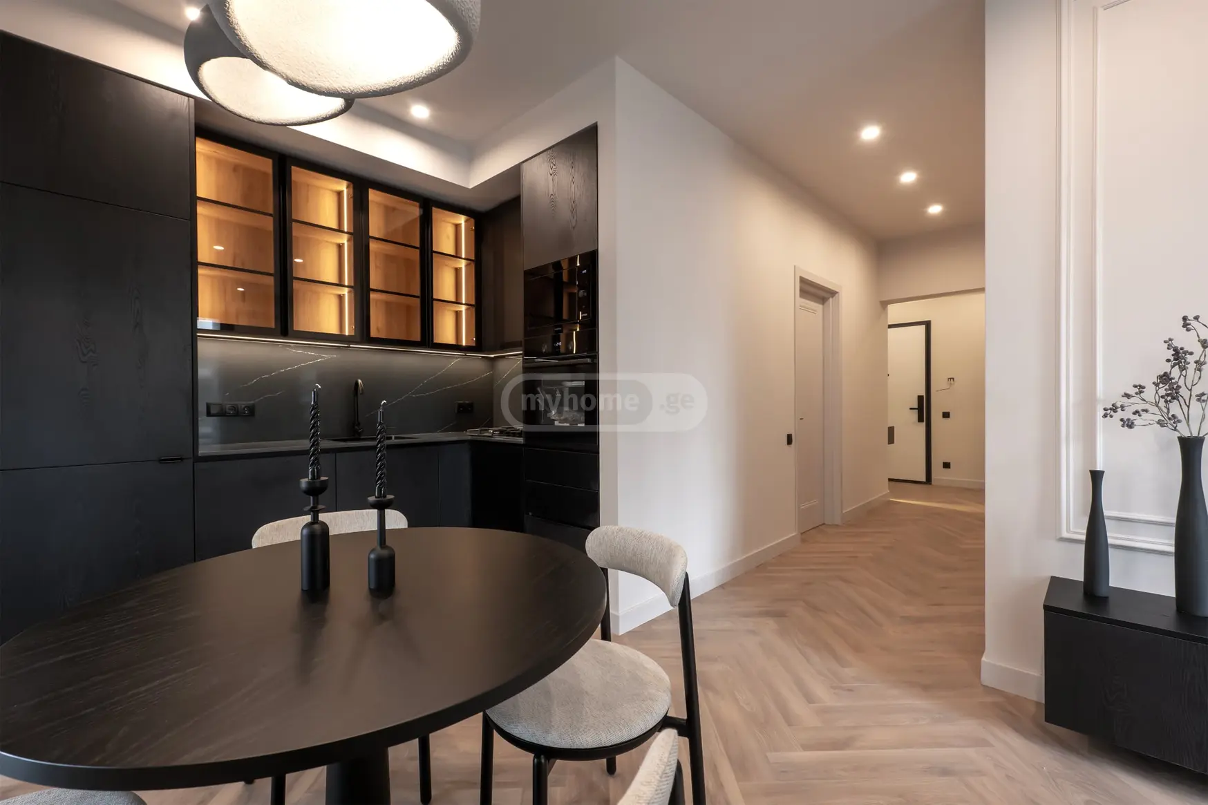  იყიდება 3 ოთახიანი  ბინა ვაკეში