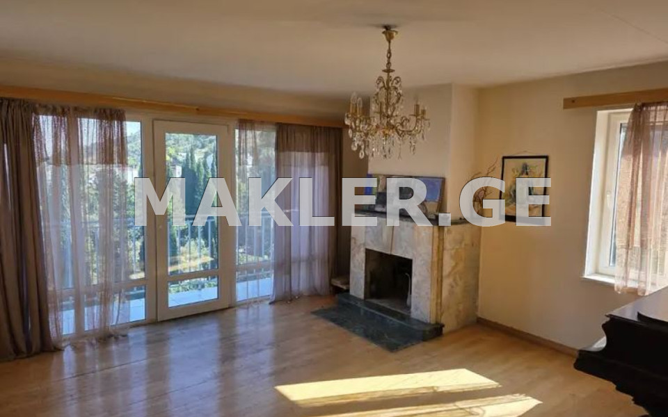  იყიდება 7 ოთახიანი  ბინა ვერაზე  რჩეულიშვილის ქუჩაზე 