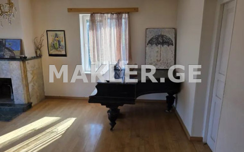  იყიდება 7 ოთახიანი  ბინა ვერაზე  რჩეულიშვილის ქუჩაზე 