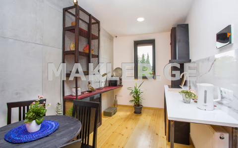  იყიდება 3 ოთახიანი  ბინა ჩუღურეთის რაიონში  აღმაშენებლის გამზირზე 