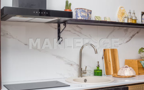  იყიდება 3 ოთახიანი  ბინა ჩუღურეთის რაიონში  აღმაშენებლის გამზირზე 