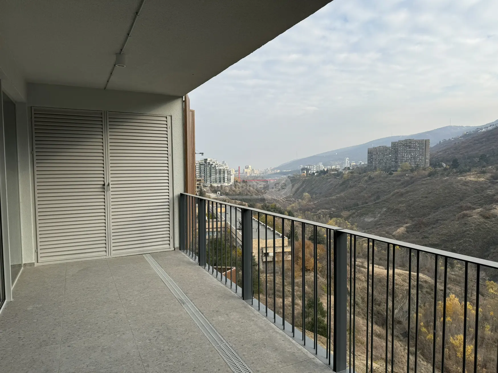  იყიდება 4 ოთახიანი  ბინა ვაკეში  გიორგი დანელიას ქუჩაზე 