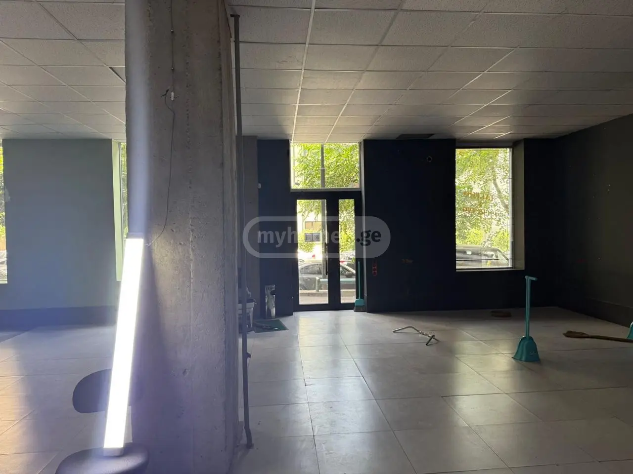  ქირავდება 168 m² ფართობის კომერციული ფართი საბურთალოზე  ბახტრიონის ქუჩაზე 