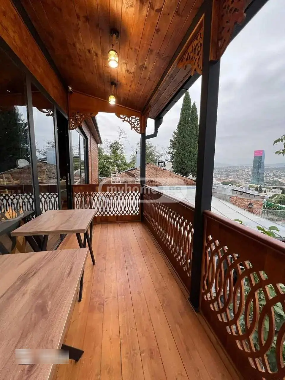  ქირავდება 150 m² ფართობის კომერციული ფართი მთაწმინდაზე (ძველ თბილისში)  კ.მესხის ქუჩაზე 