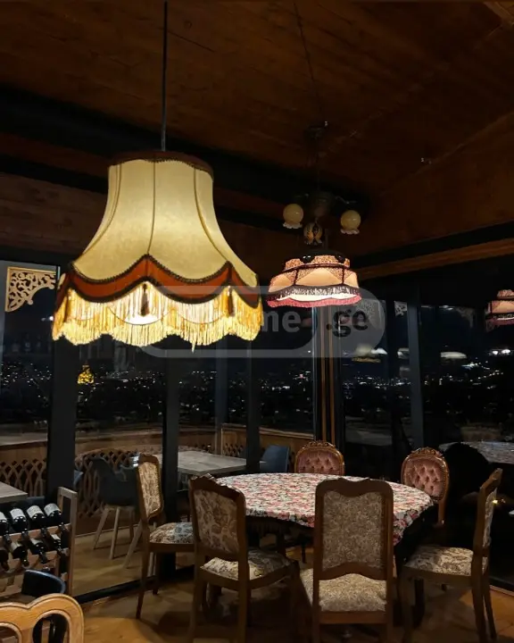  ქირავდება 150 m² ფართობის კომერციული ფართი მთაწმინდაზე (ძველ თბილისში)  კ.მესხის ქუჩაზე 