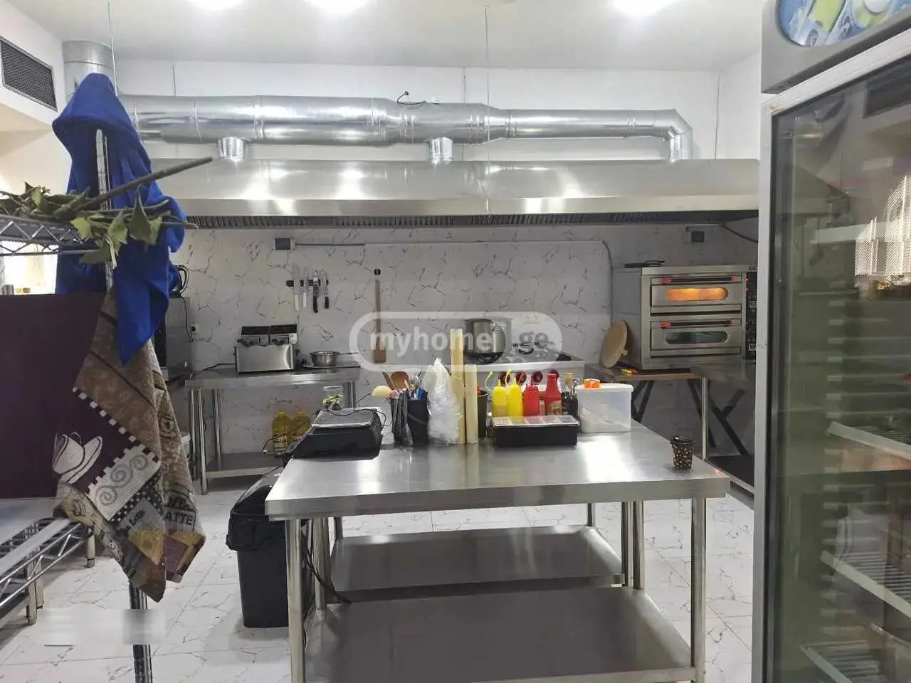  ქირავდება 150 m² ფართობის კომერციული ფართი მთაწმინდაზე (ძველ თბილისში)  კ.მესხის ქუჩაზე 