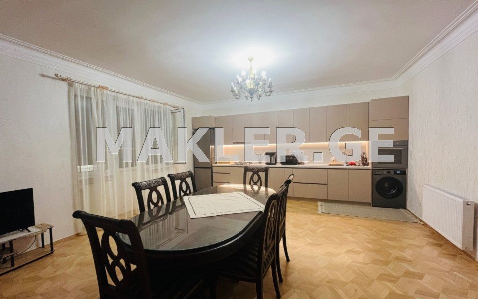  Продается 4 комнатная  Квартира в Ваке  на ул. А.Размадзе 