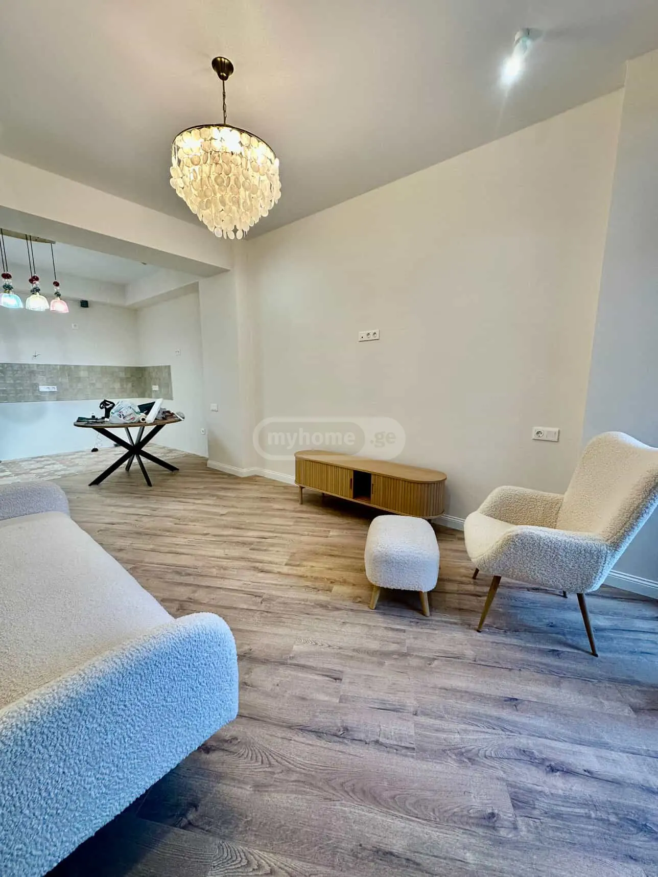  იყიდება 2 ოთახიანი  ბინა საბურთალოზე  ქავთარაძის ქუჩაზე 