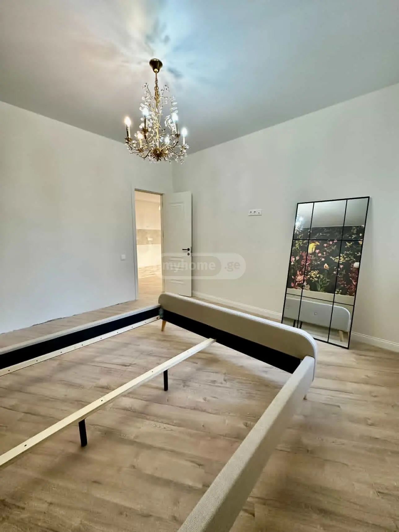  იყიდება 2 ოთახიანი  ბინა საბურთალოზე  ქავთარაძის ქუჩაზე 