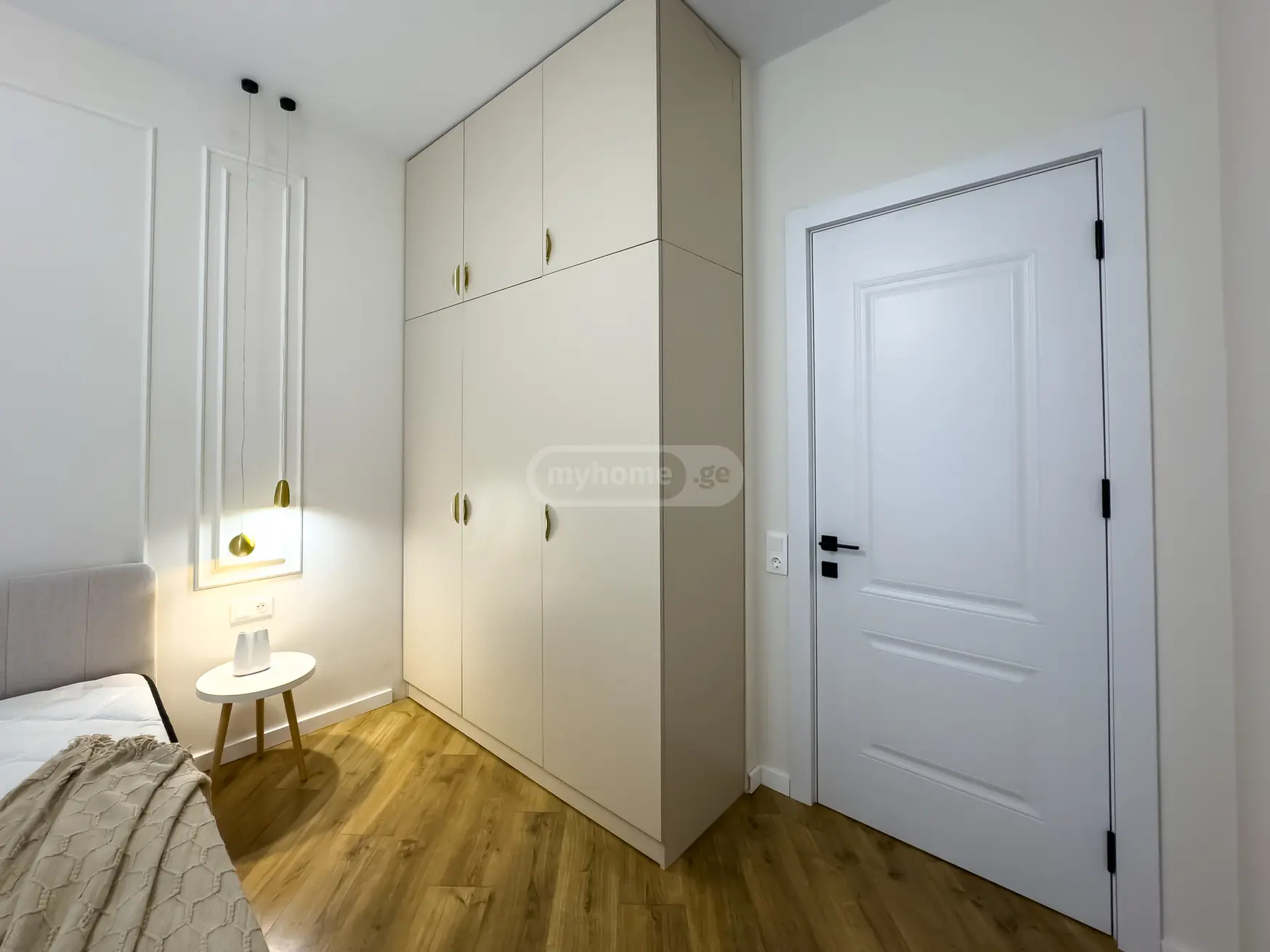  იყიდება 2 ოთახიანი  ბინა ლისის ტბაზე