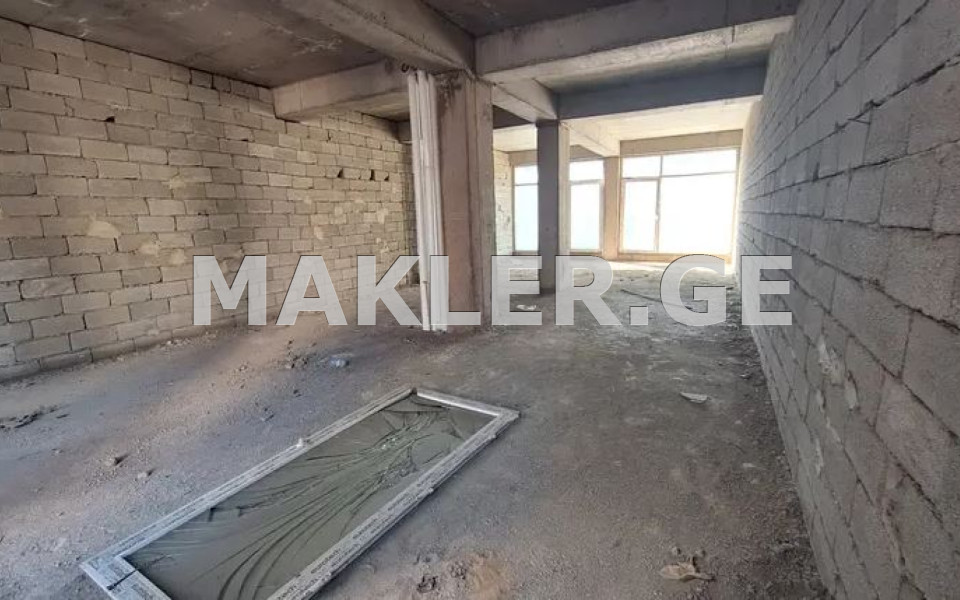  იყიდება 4 ოთახიანი  ბინა ავლაბარში  ლეხ კაჩინსკის ქუჩაზე 