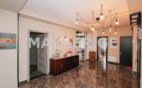  იყიდება 5 ოთახიანი  ბინა ვაკეში  მცხეთის ქუჩაზე 