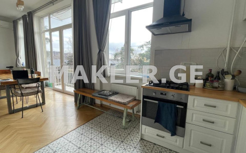  იყიდება 4 ოთახიანი  ბინა მთაწმინდაზე (ძველ თბილისში)  რუსთაველის გამზირზე 