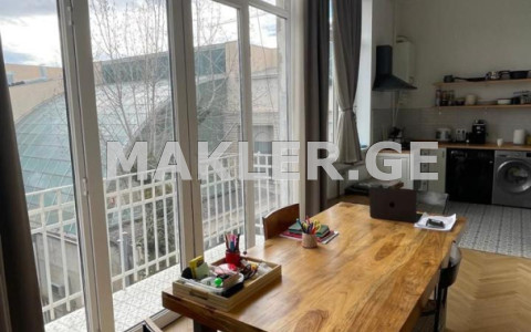  იყიდება 4 ოთახიანი  ბინა მთაწმინდაზე (ძველ თბილისში)  რუსთაველის გამზირზე 