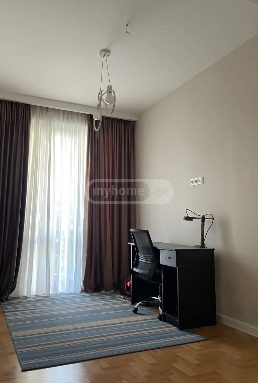  Сдаётся 3 комнатная  Квартира на Плато Нуцебидзе  на ул. Б.Жгенти 