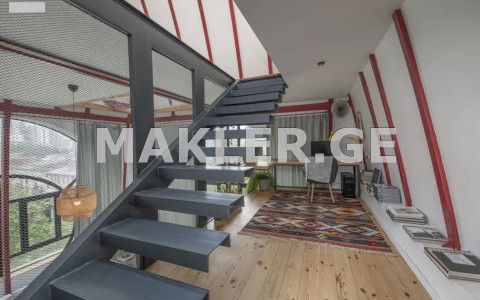  იყიდება 4 ოთახიანი  ბინა ვაკეში  თაქთაქიშვილის ქუჩაზე 