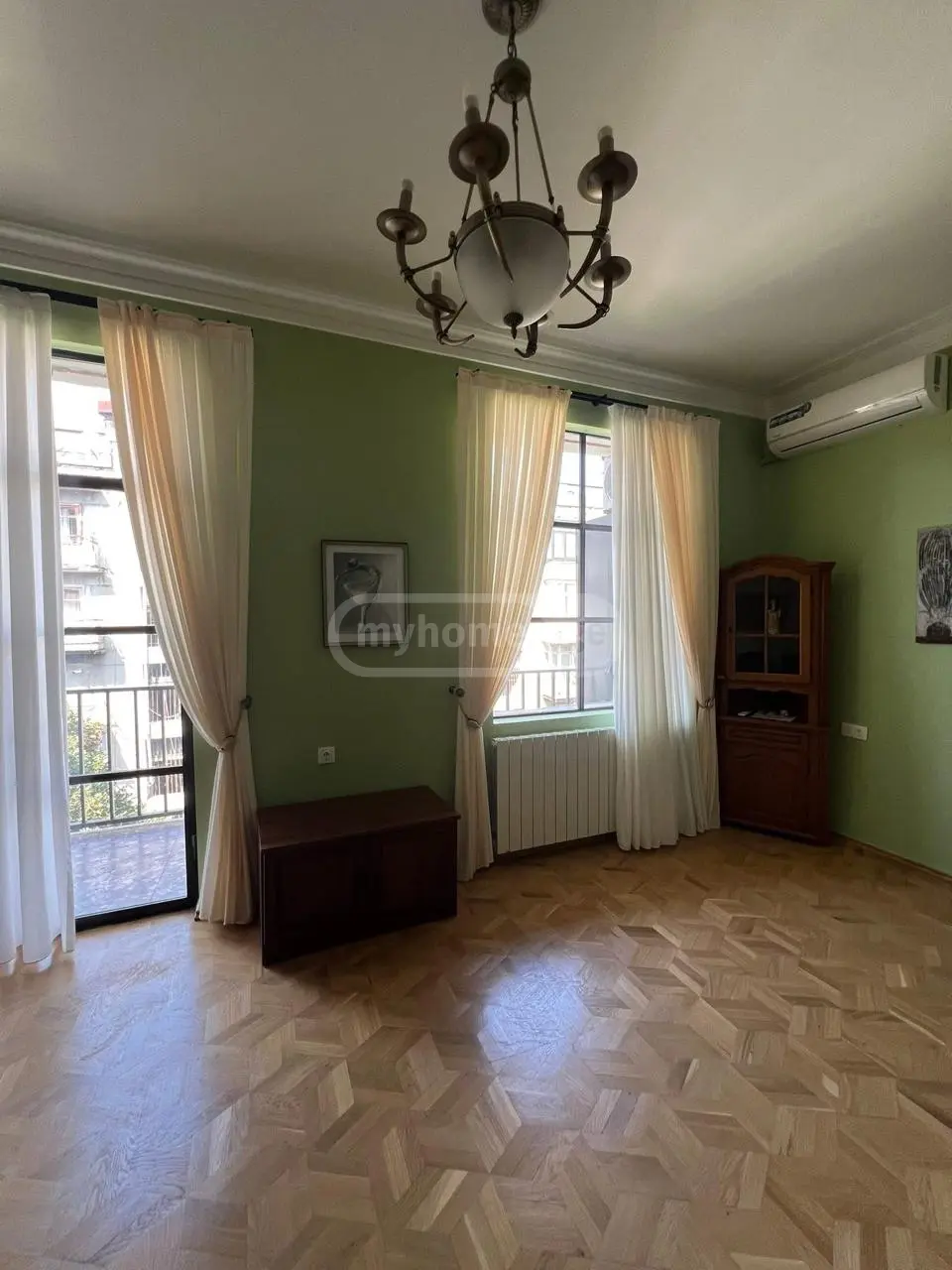  Сдаётся 4 комнатная  Квартира в Ваке  на ул. И.Абашидзе 