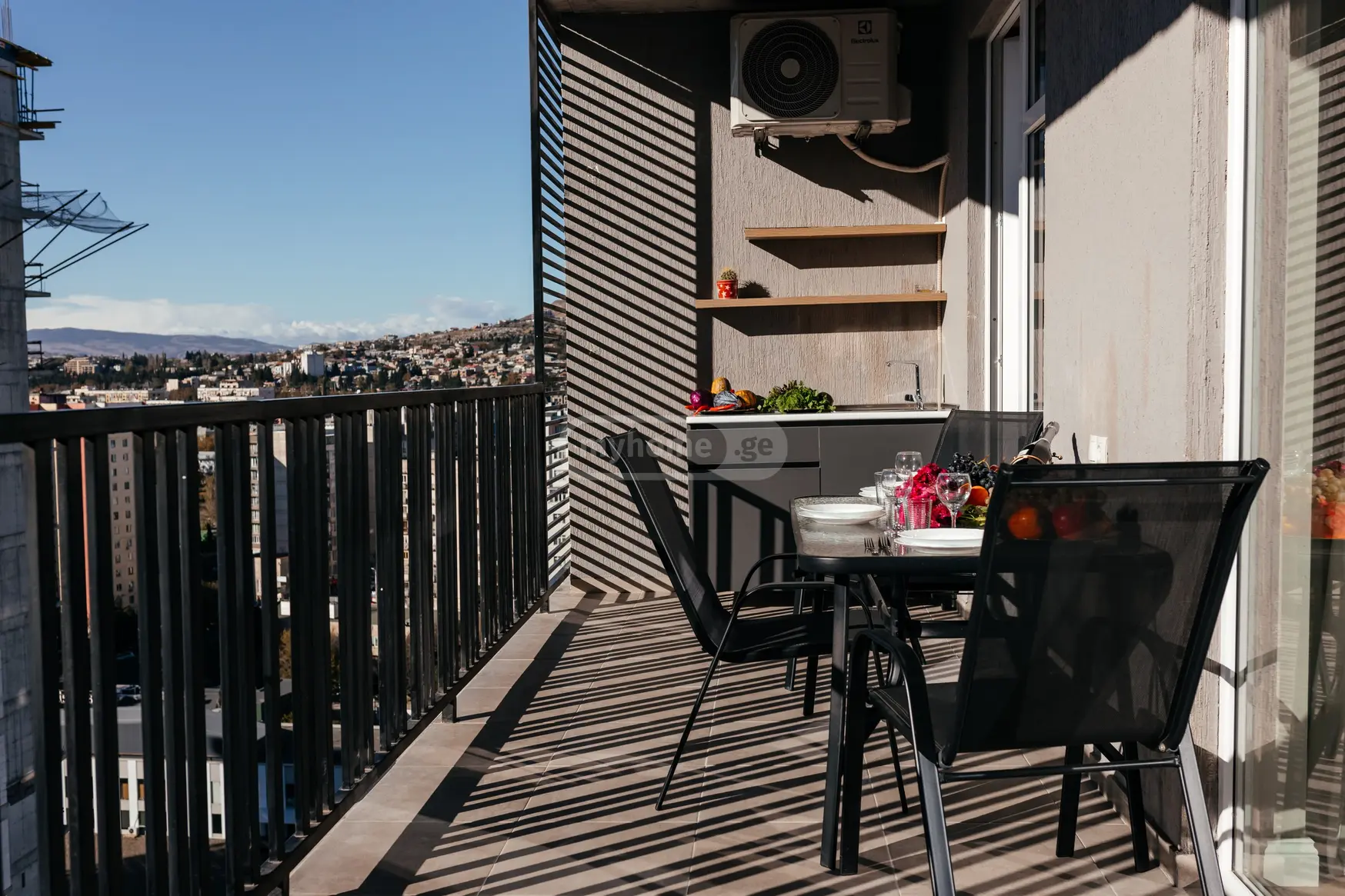  იყიდება 2 ოთახიანი  ბინა ისანში  ნავთლუღის ქუჩაზე 