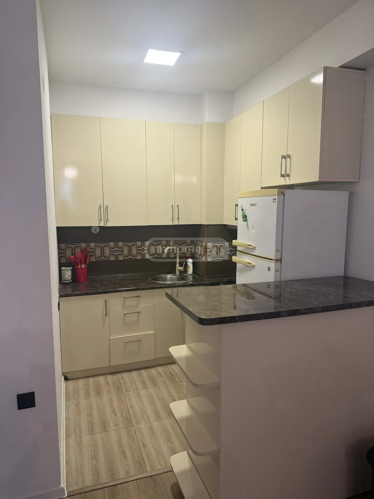  იყიდება 2 ოთახიანი  ბინა საბურთალოზე  გაზაფხულის ქუჩაზე 