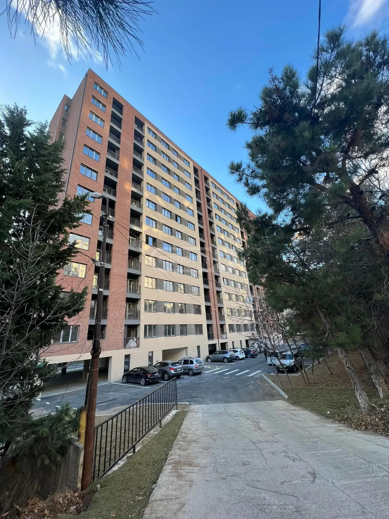  იყიდება 2 ოთახიანი  ბინა ლისის ტბაზე  ავთო ვარაზის ქუჩა 