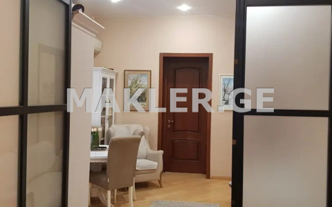  იყიდება 3 ოთახიანი  ბინა საბურთალოზე  ზაქარიაძის ქუჩაზე 