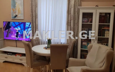  იყიდება 3 ოთახიანი  ბინა საბურთალოზე  ზაქარიაძის ქუჩაზე 