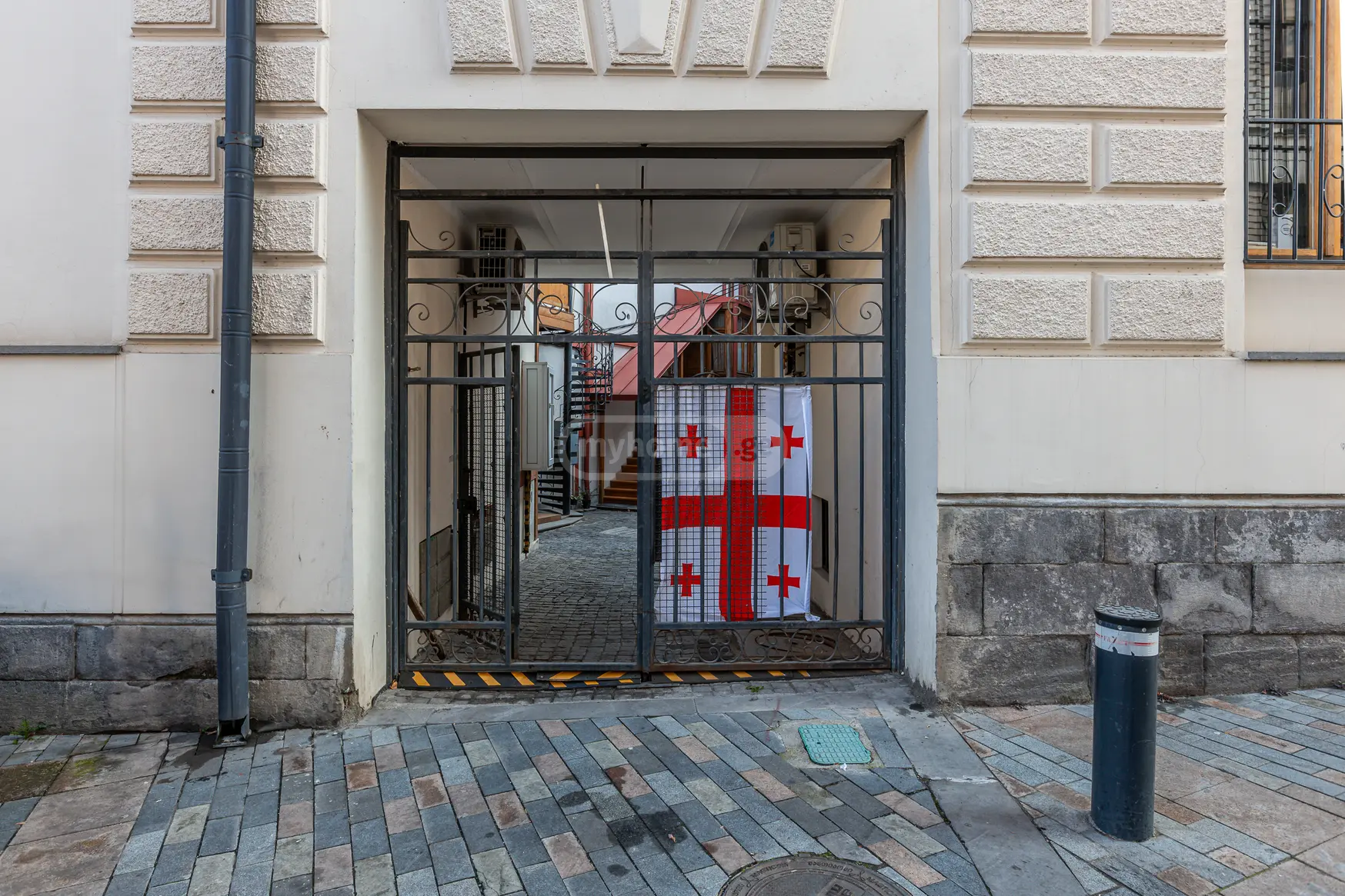  For Rent 3 room  Apartment in Mtatsminda dist. (Old Tbilisi)  in Orbeliani square. 