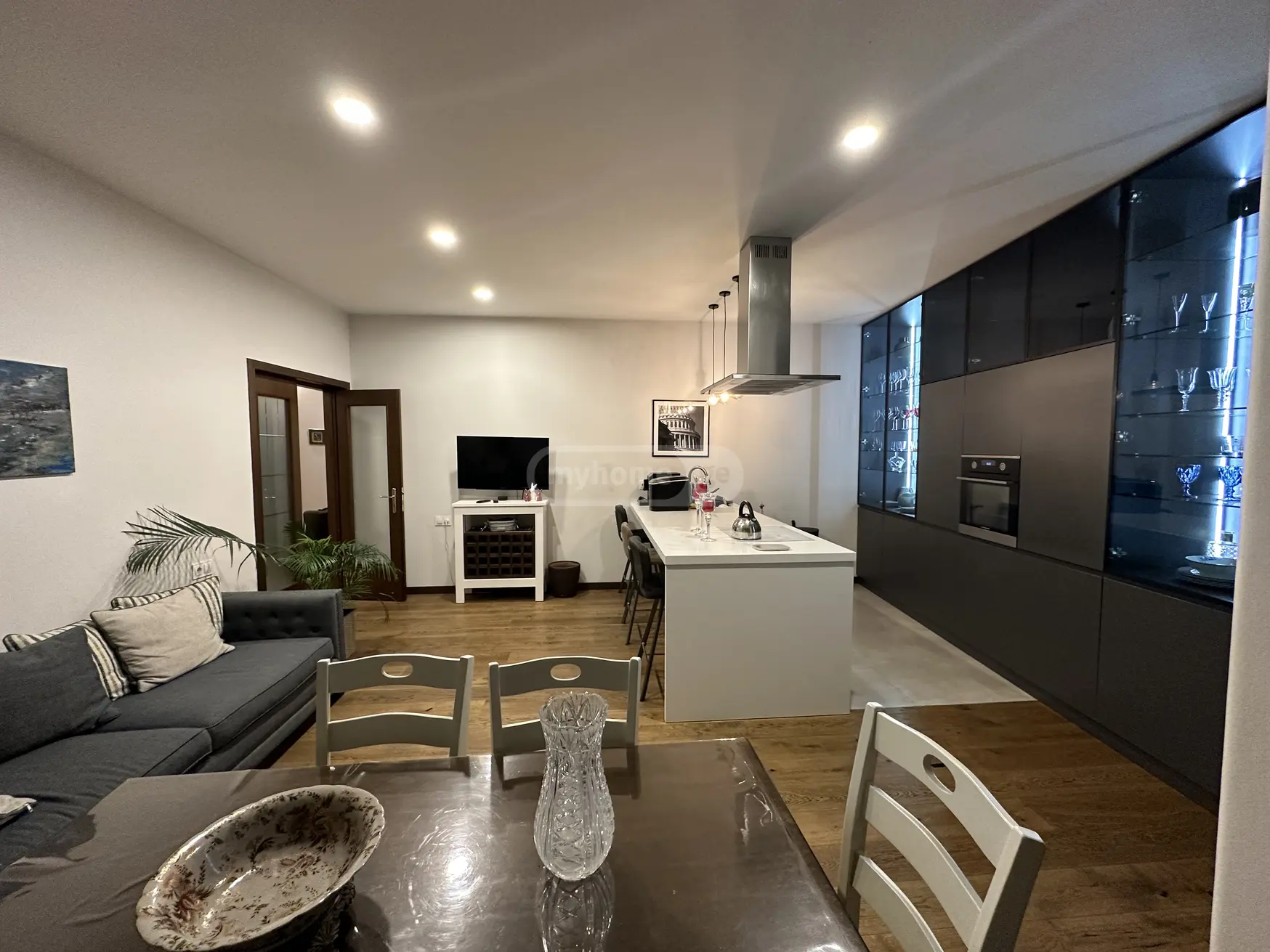  ქირავდება 6 ოთახიანი  ბინა ვერაზე  ჯანაშიას ქუჩაზე 