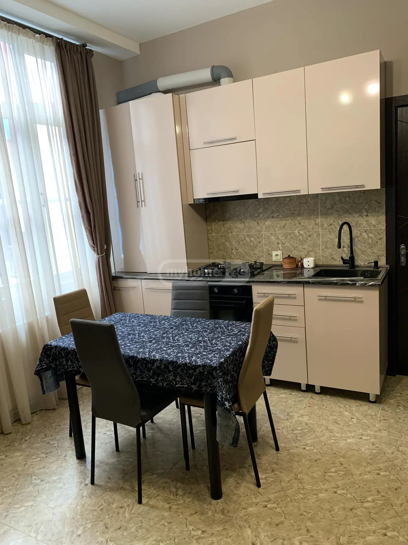  ქირავდება 3 ოთახიანი  ბინა მთაწმინდაზე (ძველ თბილისში)  ორბელიანის მოედანზე 