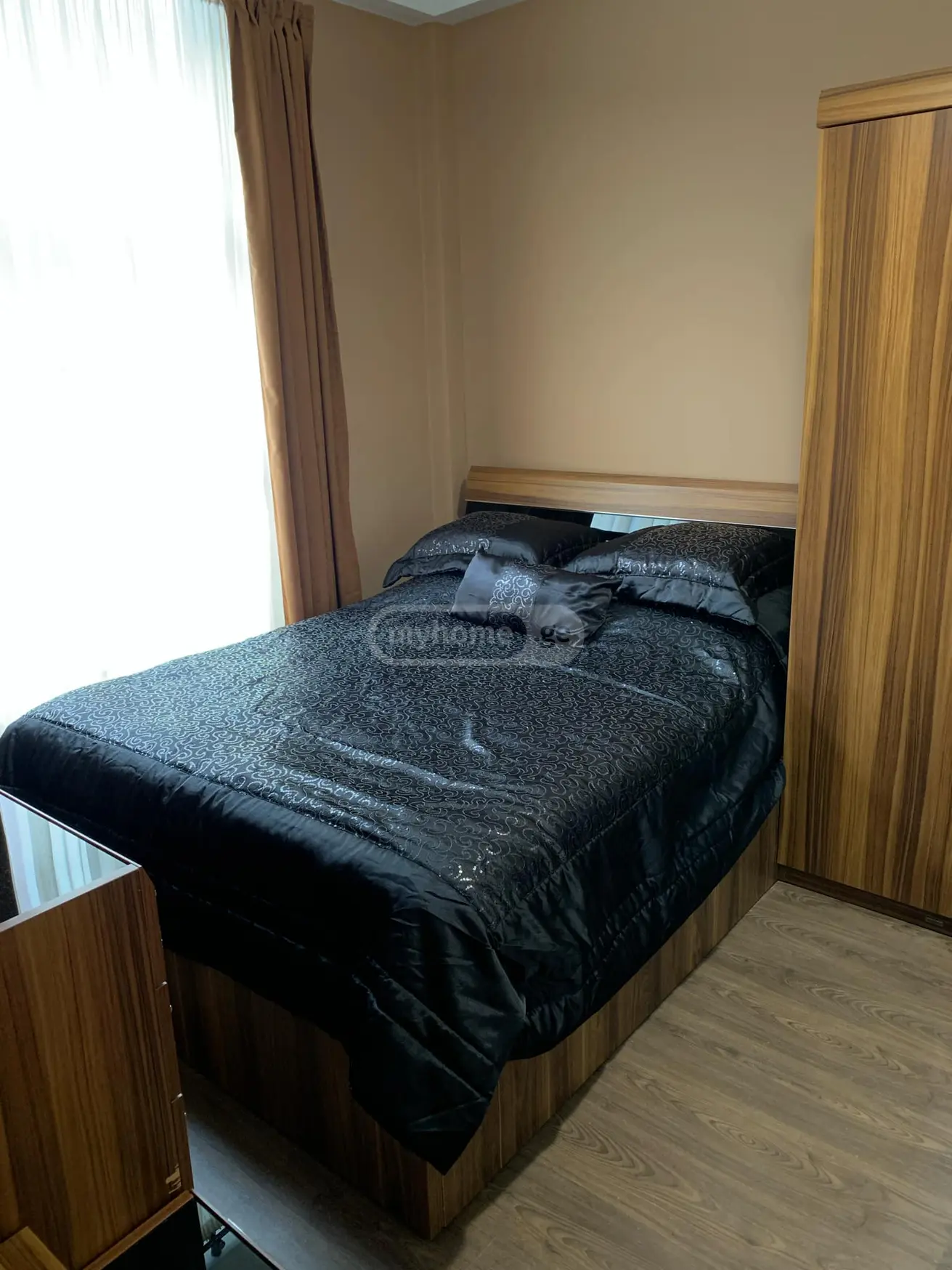  ქირავდება 3 ოთახიანი  ბინა მთაწმინდაზე (ძველ თბილისში)  ორბელიანის მოედანზე 