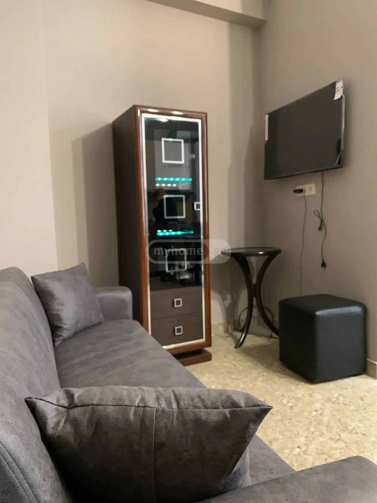  ქირავდება 3 ოთახიანი  ბინა მთაწმინდაზე (ძველ თბილისში)  ორბელიანის მოედანზე 