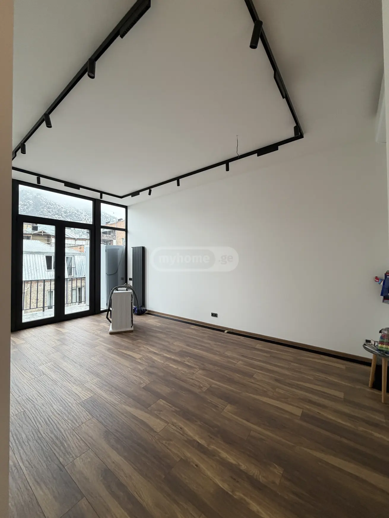  ქირავდება 130 m² ფართობის ოფისი მთაწმინდაზე (ძველ თბილისში)  რუსთაველის გამზირზე 