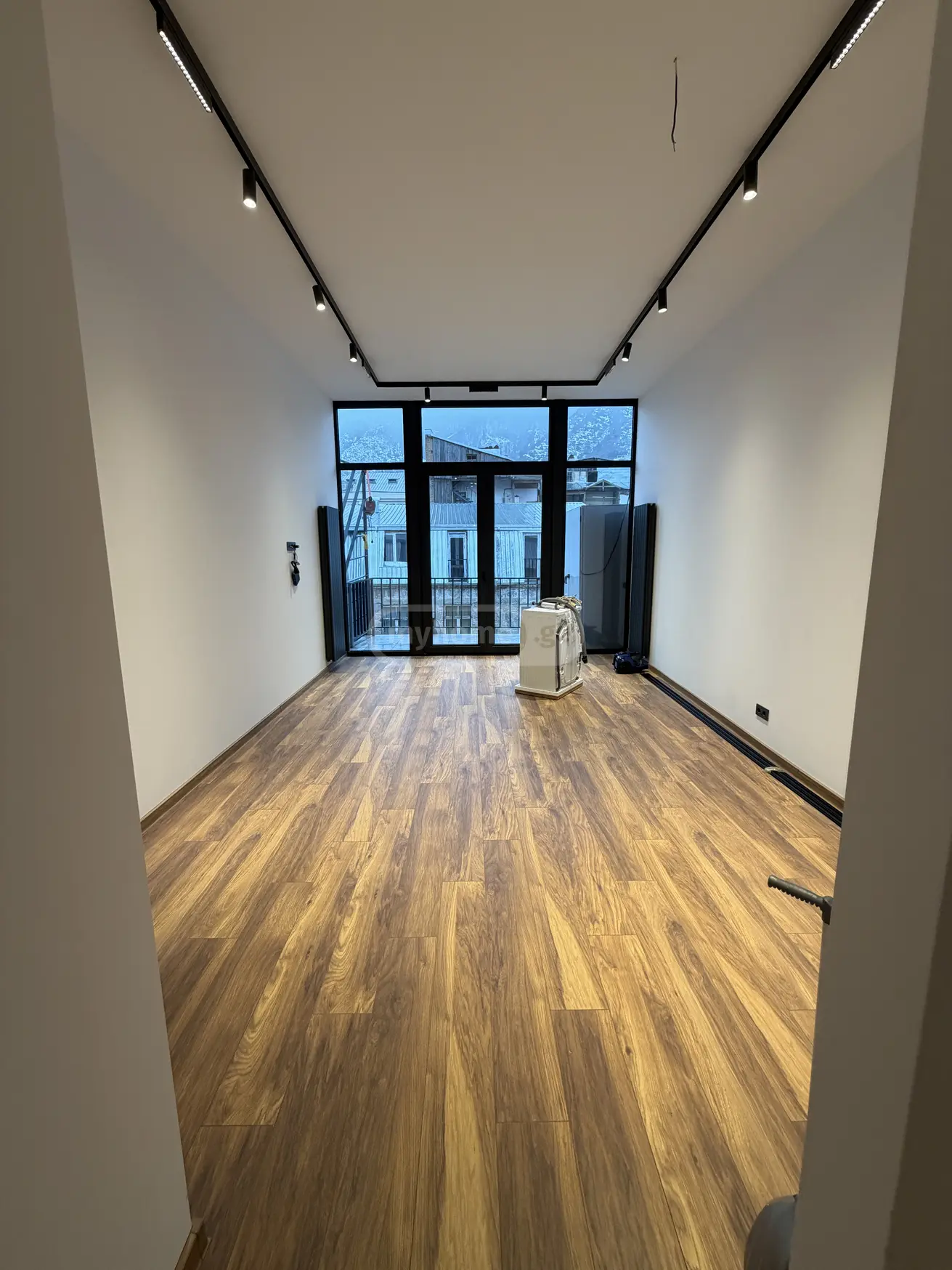  ქირავდება 130 m² ფართობის ოფისი მთაწმინდაზე (ძველ თბილისში)  რუსთაველის გამზირზე 