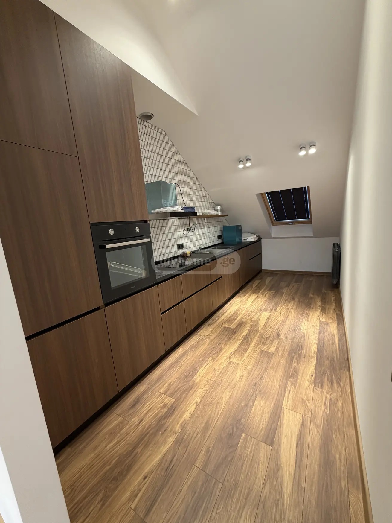  ქირავდება 130 m² ფართობის ოფისი მთაწმინდაზე (ძველ თბილისში)  რუსთაველის გამზირზე 