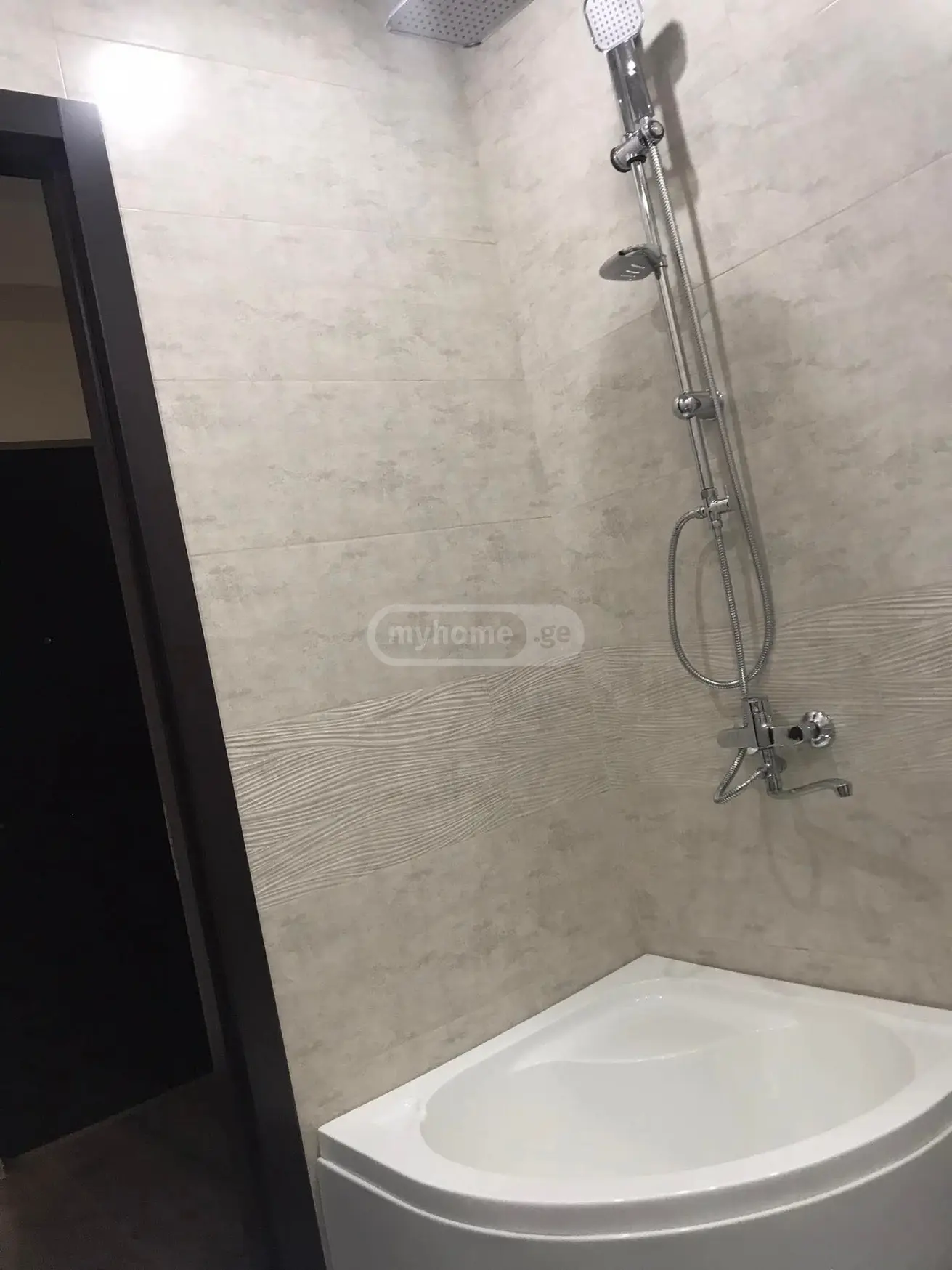  იყიდება 3 ოთახიანი  ბინა ისანში  ბერი გაბრიელ სალოსის გამზირზე 