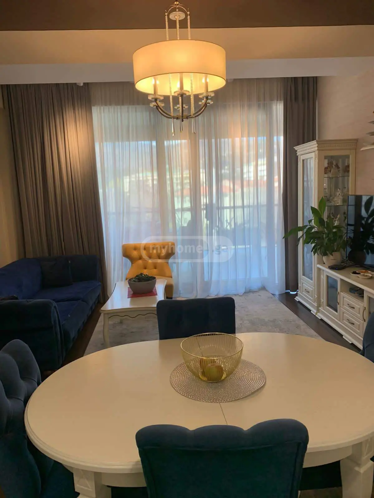  ქირავდება 3 ოთახიანი  ბინა ვაკეში  ი. ჭავჭავაძის გამზ. 