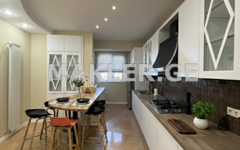  იყიდება 4 ოთახიანი  ბინა საბურთალოზე  მ. ალექსიძის ქუჩაზე 