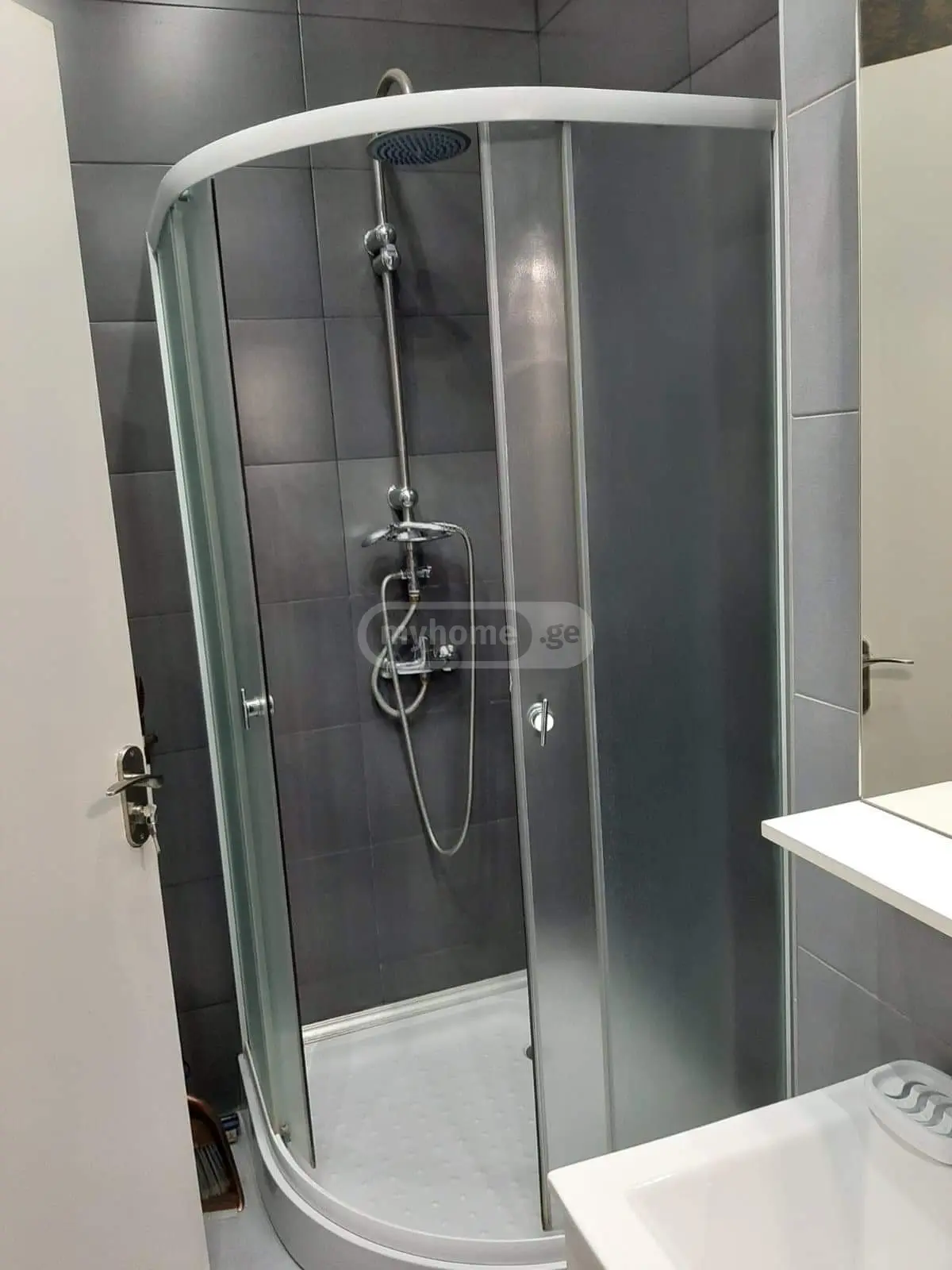  ქირავდება 2 ოთახიანი  ბინა საბურთალოზე  ვაჟა-ფშაველას გამზირზე 