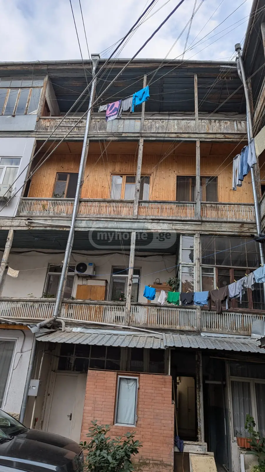  იყიდება 4 ოთახიანი  ბინა მთაწმინდაზე (ძველ თბილისში)  ალ. ჭავჭავაძის ქუჩაზე 