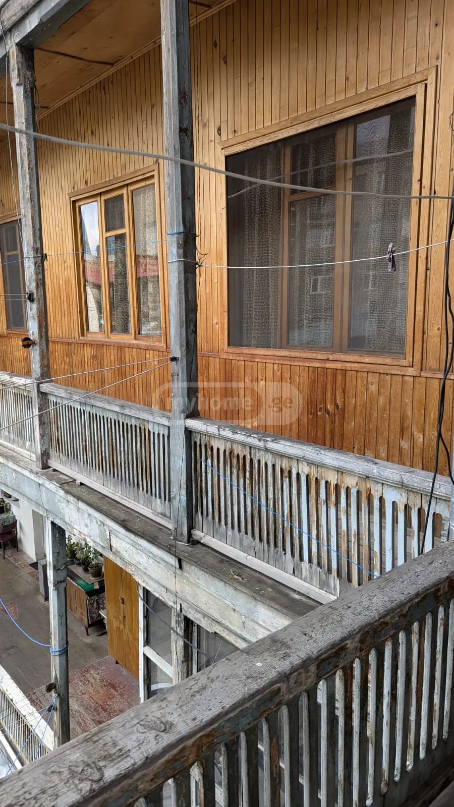  იყიდება 4 ოთახიანი  ბინა მთაწმინდაზე (ძველ თბილისში)  ალ. ჭავჭავაძის ქუჩაზე 