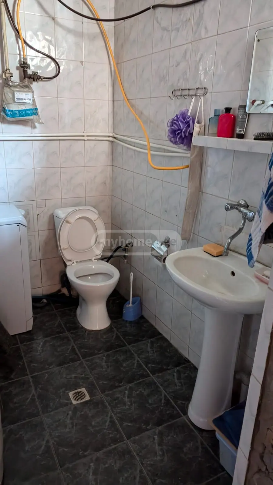  იყიდება 4 ოთახიანი  ბინა მთაწმინდაზე (ძველ თბილისში)  ალ. ჭავჭავაძის ქუჩაზე 