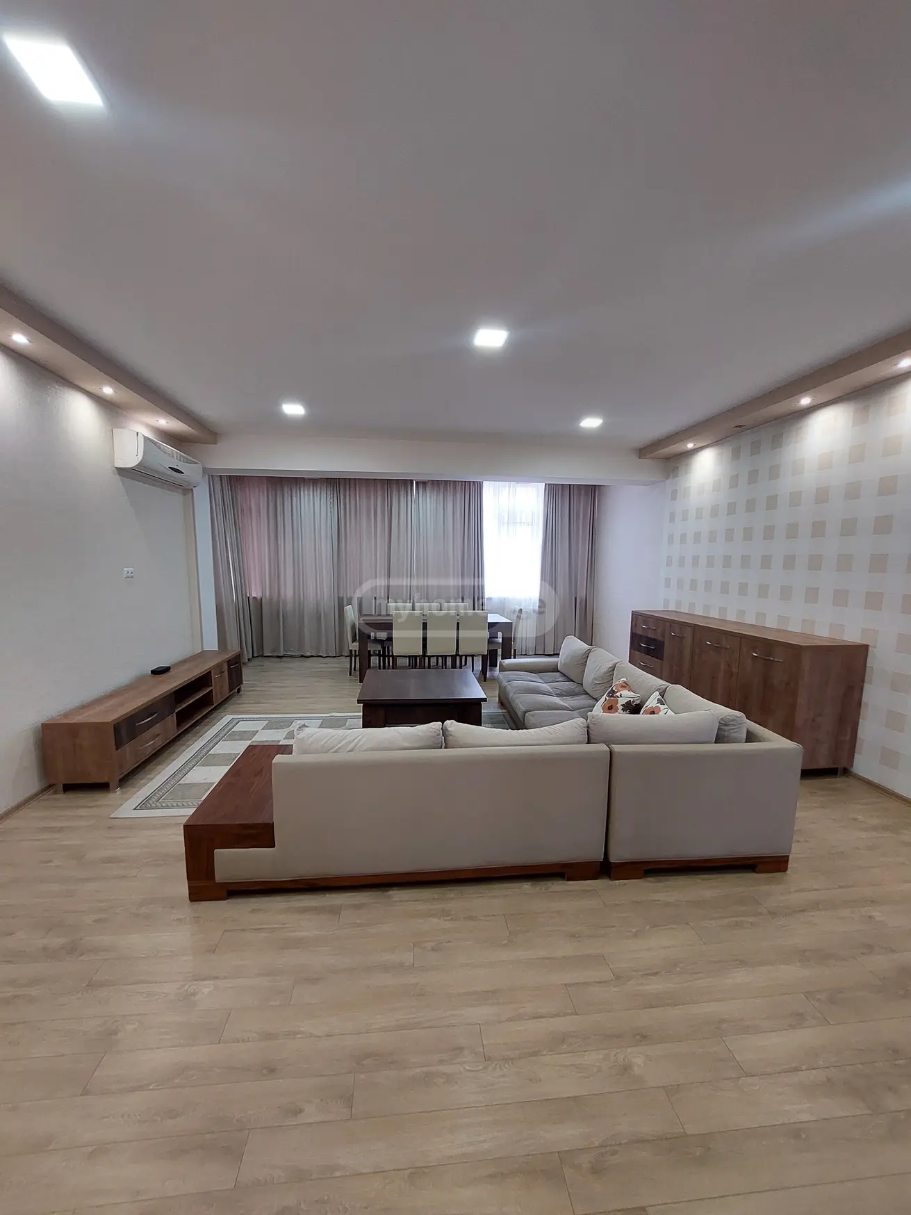  იყიდება 5 ოთახიანი  ბინა ვაკეში  ი. ჭავჭავაძის გამზ. 