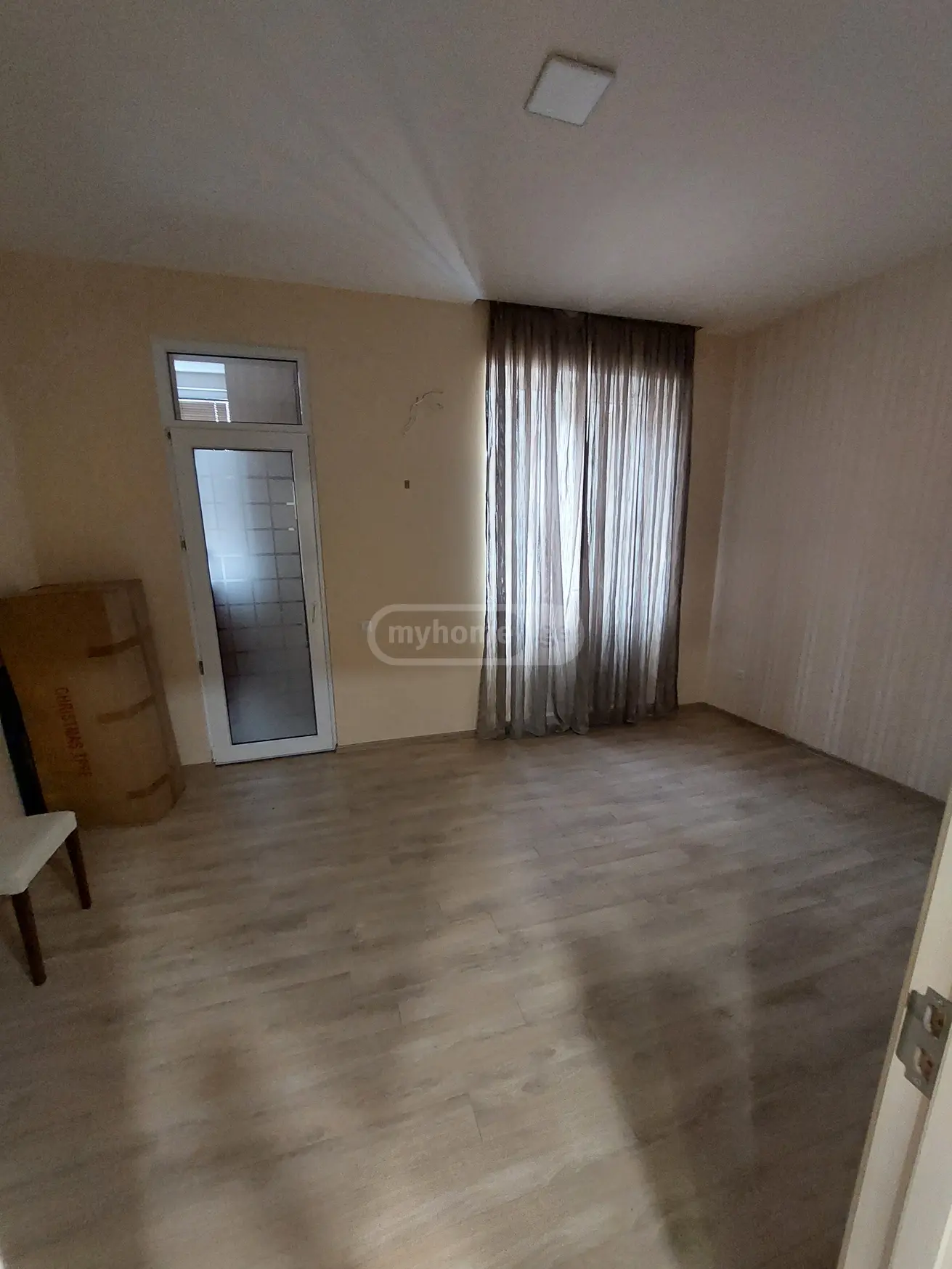  იყიდება 5 ოთახიანი  ბინა ვაკეში  ი. ჭავჭავაძის გამზ. 