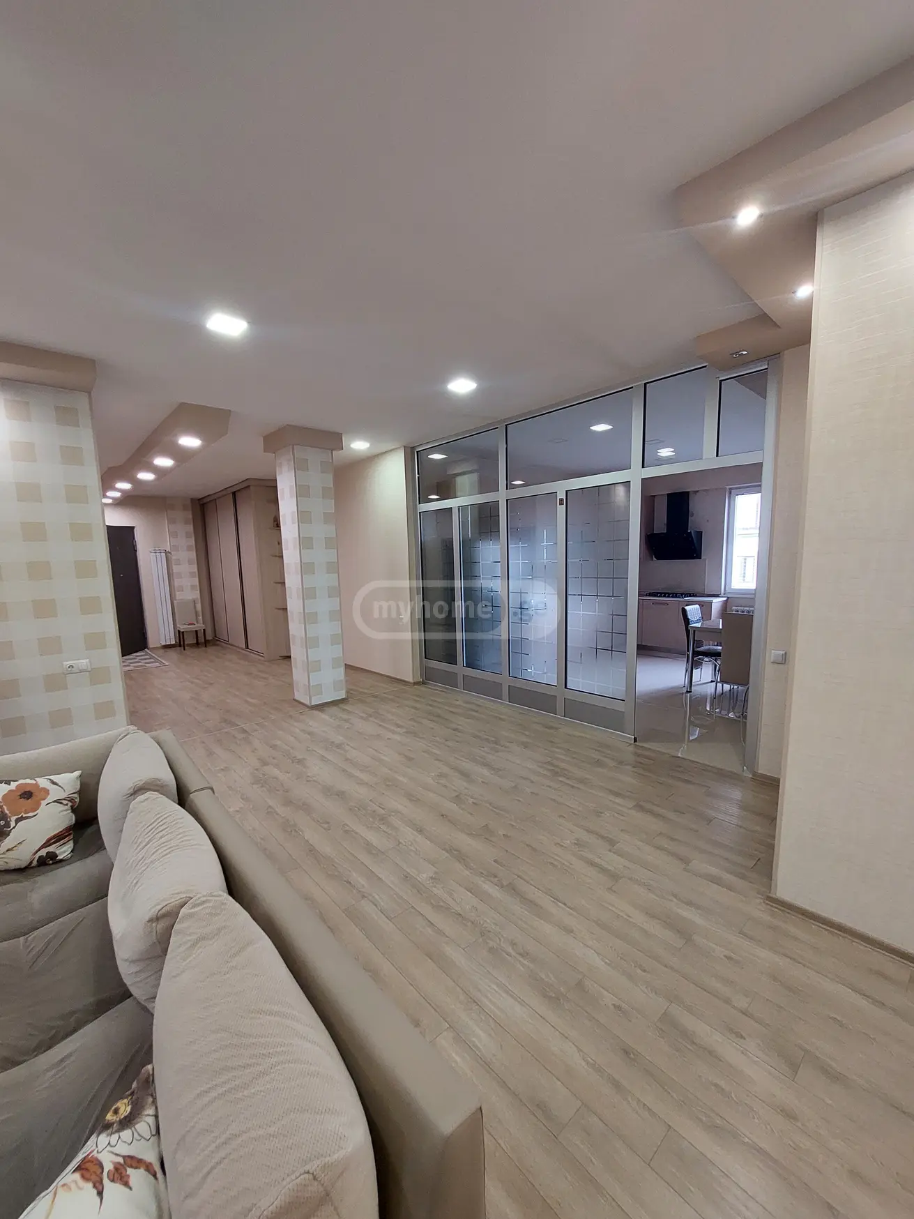  იყიდება 5 ოთახიანი  ბინა ვაკეში  ი. ჭავჭავაძის გამზ. 