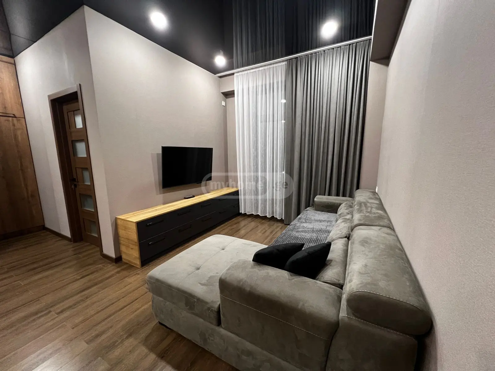  იყიდება 2 ოთახიანი  ბინა ლისის ტბაზე