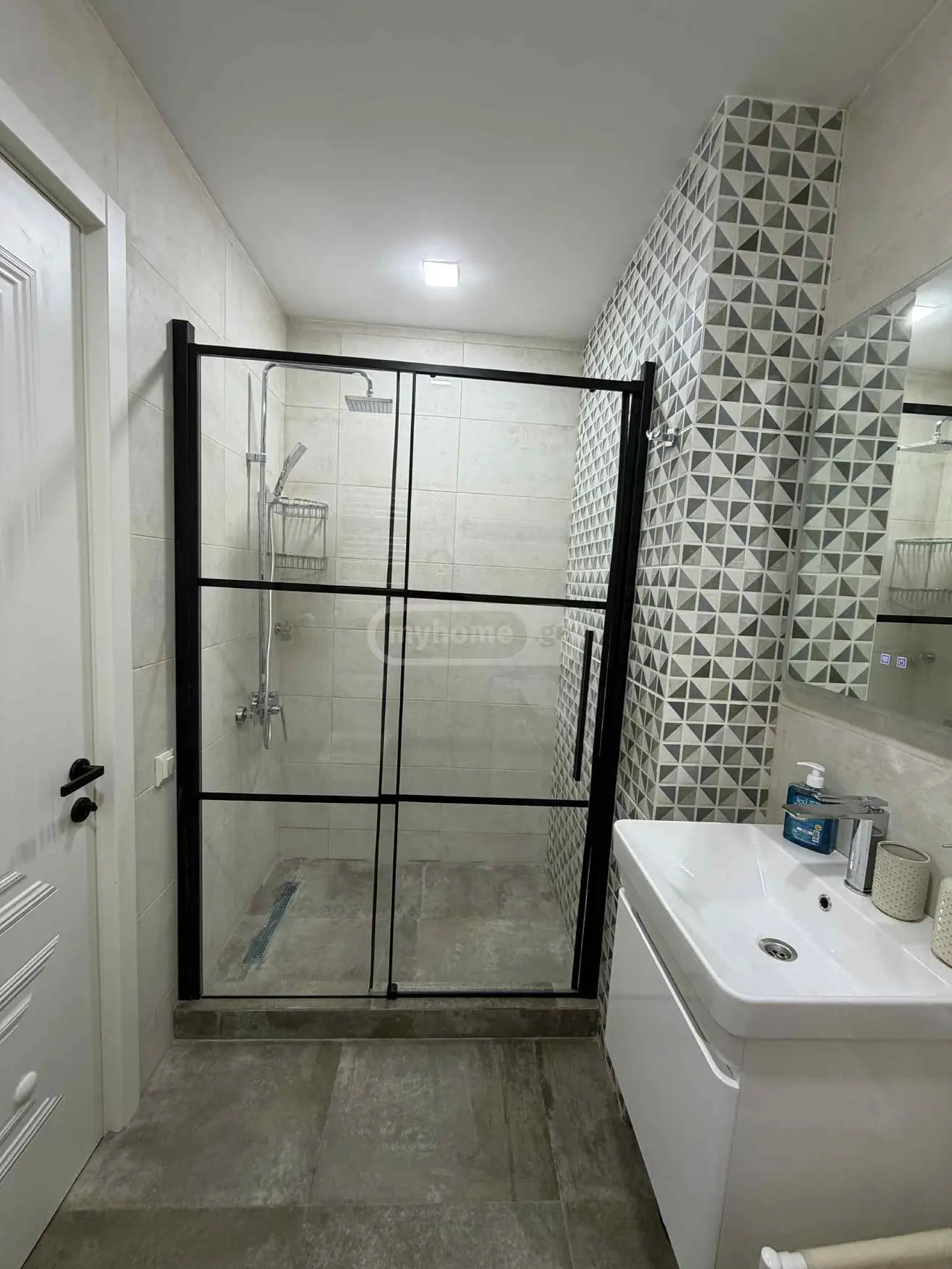  ქირავდება 2 ოთახიანი  ბინა საბურთალოზე  შარტავას ქუჩაზე 